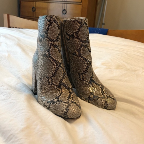 Vince Camuto Snakeskin Boot, sz 37, hardly worn - Picture 5 of 8